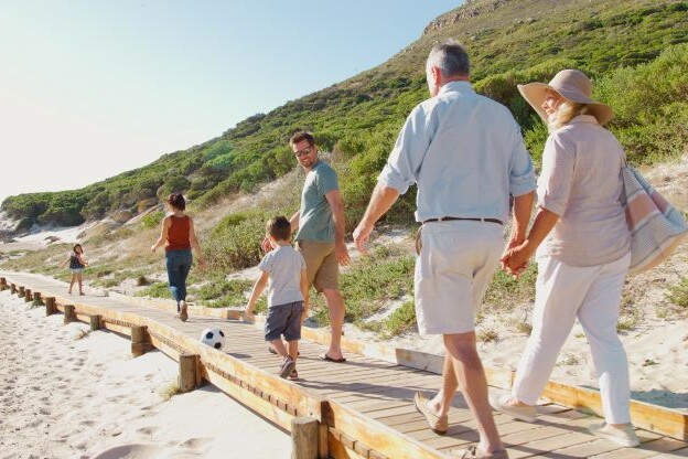famiglia multigenerazionale in vacanza al mare in Salento