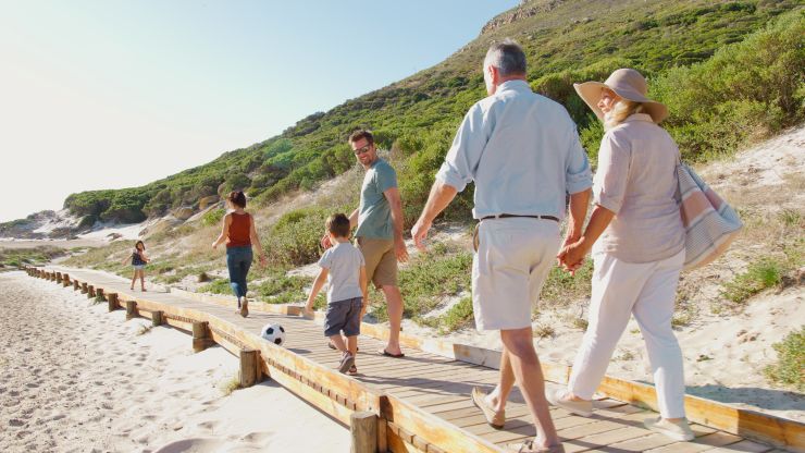 famiglia multigenerazionale in vacanza al mare in Salento